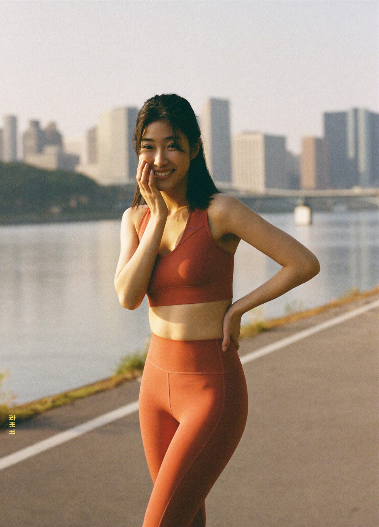 가볍게 달린 뒤 편안하게 웃는 초보 러너 — 코랄 원런 세트